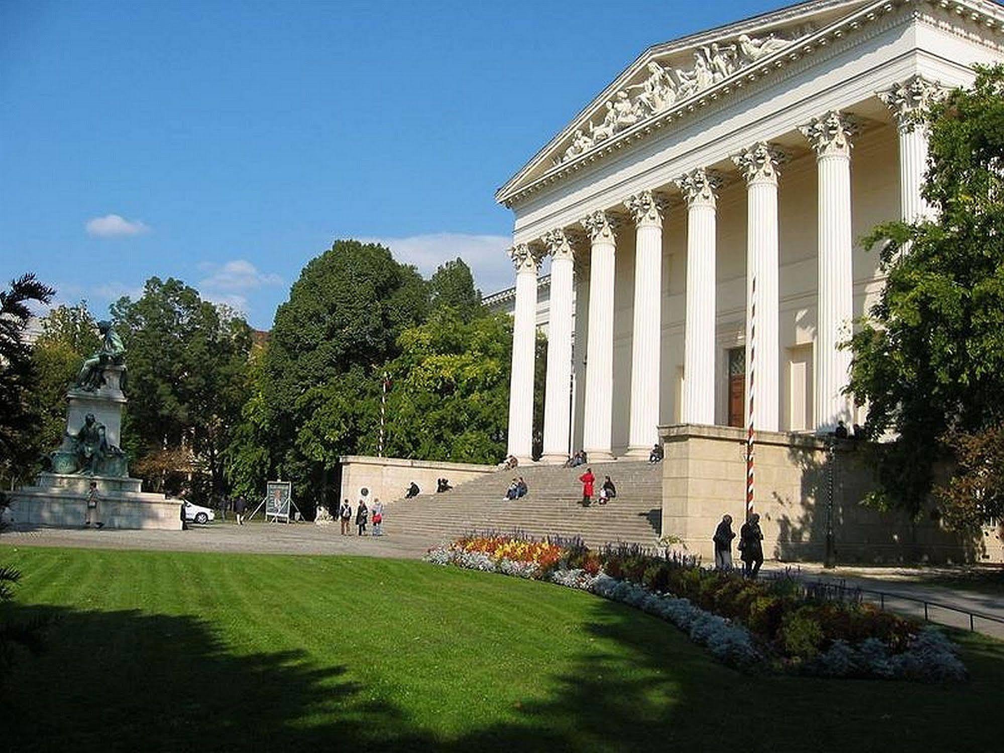 Budapest Museum Central Eksteriør bilde